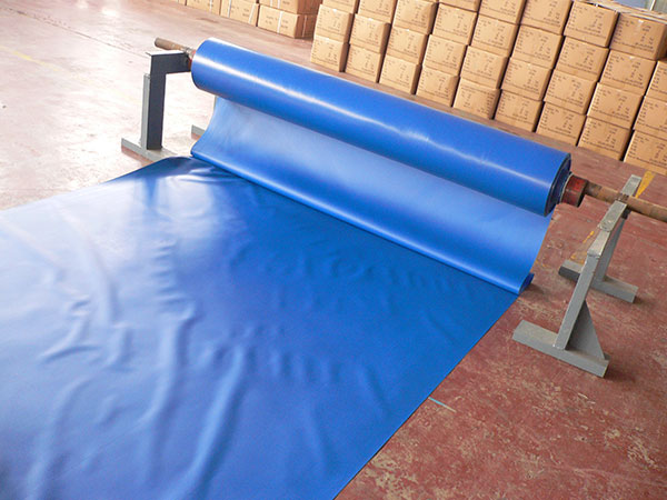 The tarpaulin factory teaches you how to fold and pack tarpaulins